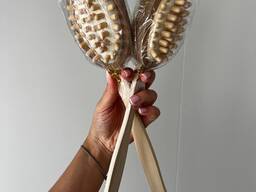 Двусторонняя щетка для сухого массажа изготовлена ​​из дерева